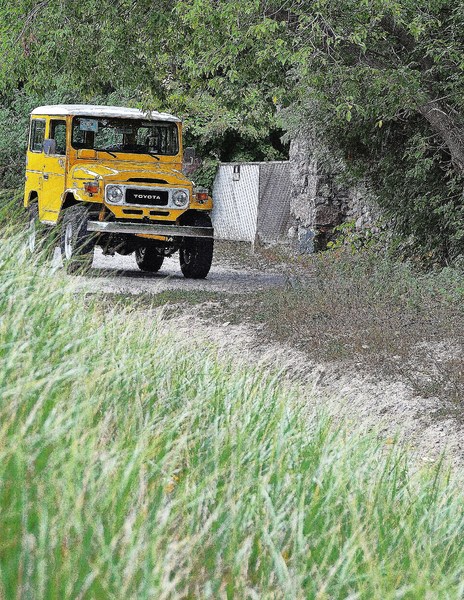 Super B : Iconic Toyotas FJ40 & 60 Series  : Peter Gabbarino Photographs 