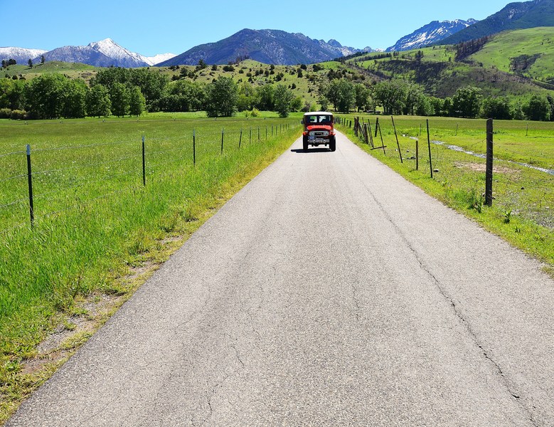 A Road in Paradise : Iconic Toyotas FJ40 & 60 Series  : Peter Gabbarino Photographs 