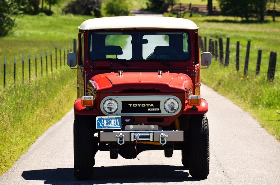 78' Smile on 83' Super B  : Iconic Toyotas FJ40 & 60 Series  : Peter Gabbarino Photographs 