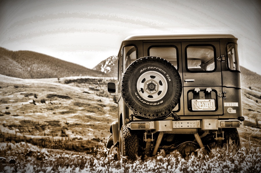 Paradise looks the same from any angle : Iconic Toyotas FJ40 & 60 Series  : Peter Gabbarino Photographs 