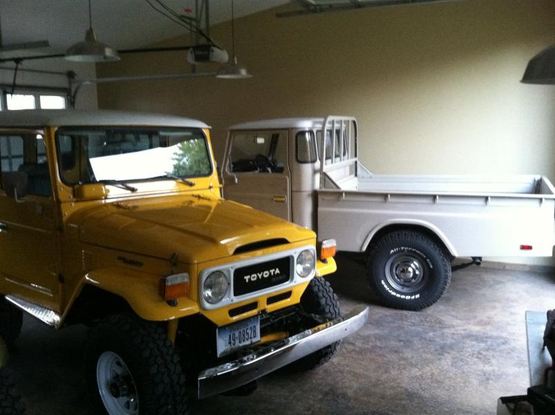 1983 BJ42 along side a 1981 FJ45 : 1983 FJ40  : Peter Gabbarino Photographs 